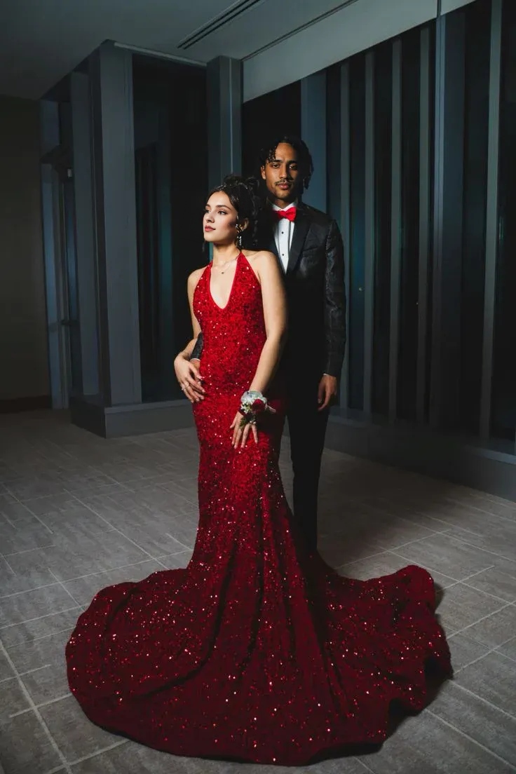 Robe de soirée rouge à paillettes et col en V profond, dos nu et traîne