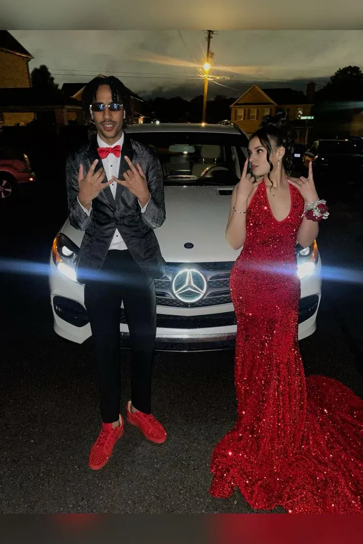 Robe de soirée rouge à paillettes et col en V profond, dos nu et traîne