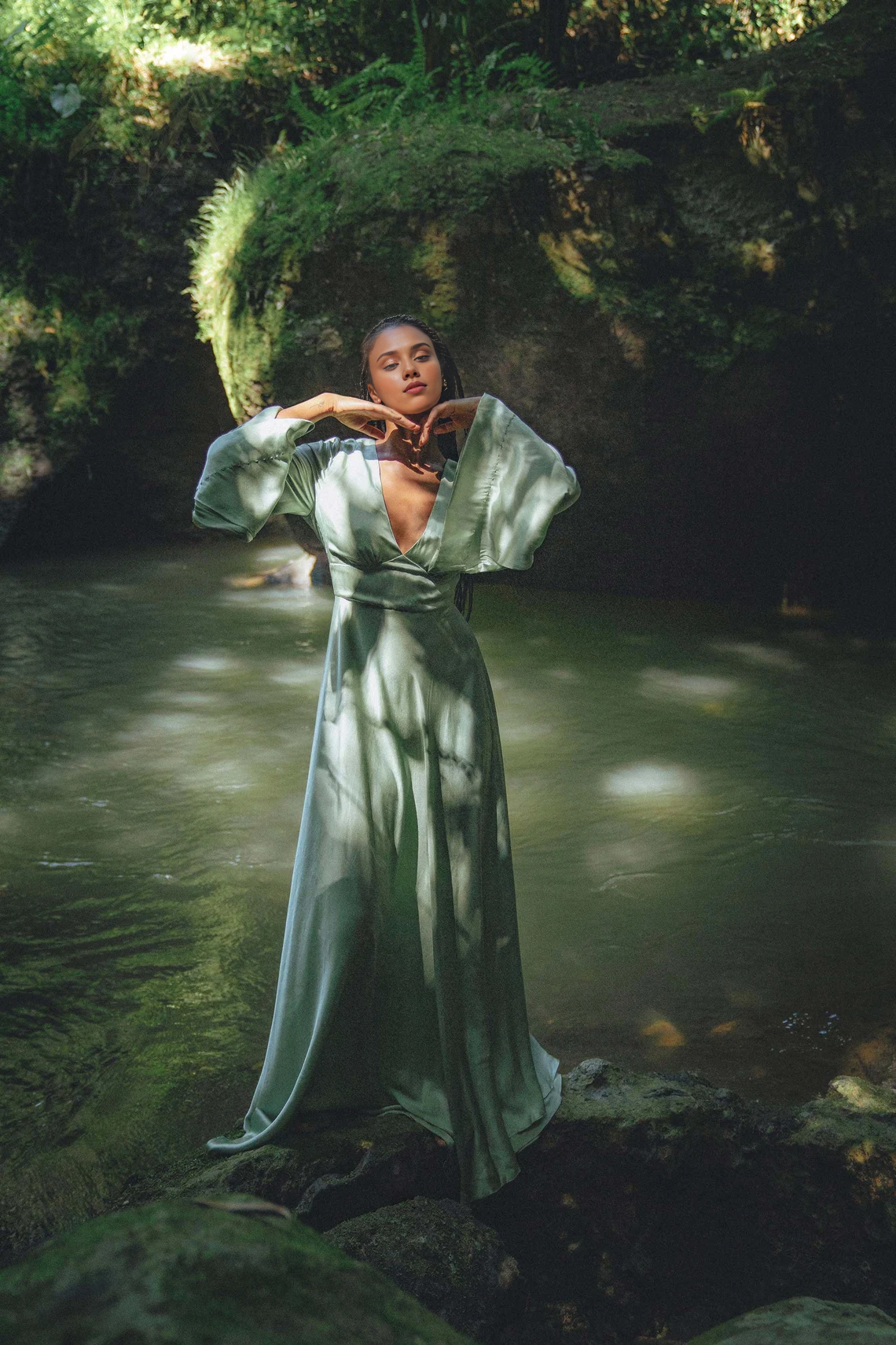 Robe de soirée de demoiselle d'honneur simple style bohème, col en V profond, manches longues, ligne A, dos ouvert, longueur au sol 