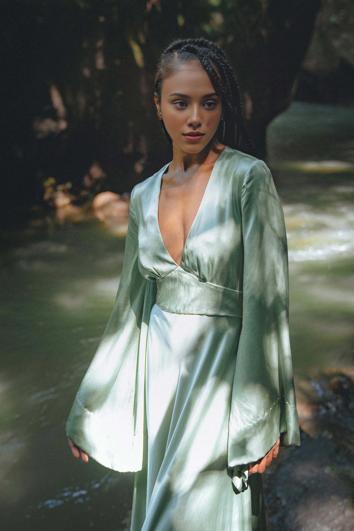 Robe de soirée de demoiselle d'honneur simple style bohème, col en V profond, manches longues, ligne A, dos ouvert, longueur au sol 