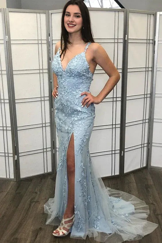 Robe de soirée sirène bleu clair en dentelle avec décolleté en V profond et bretelles spaghetti et fente