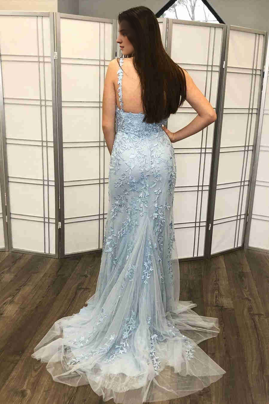 Robe de soirée sirène bleu clair en dentelle avec décolleté en V profond et bretelles spaghetti et fente