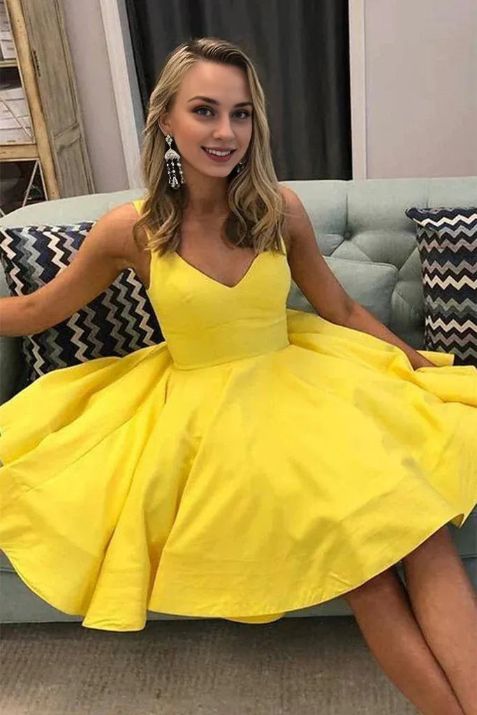 Robe de soirée courte en satin jaune à col en V profond et sans manches