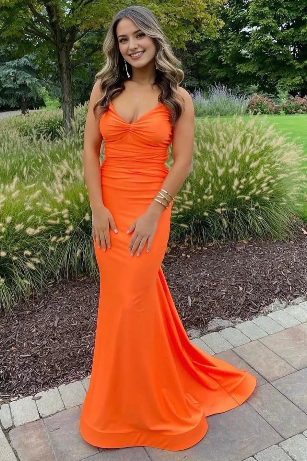Hermoso vestido de fiesta de sirena con escote en V profundo y escote corazón con espalda de corsé