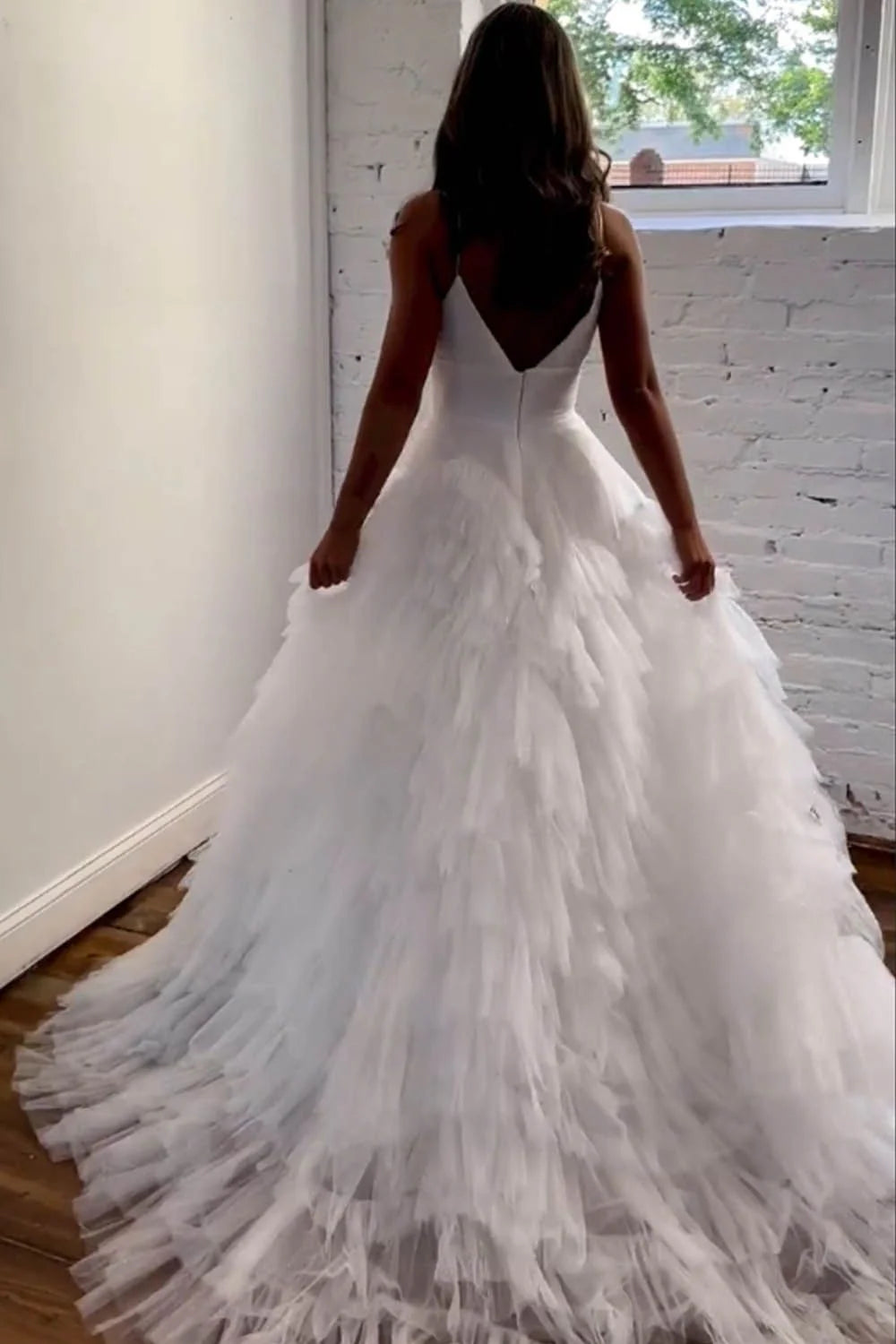 Robe de bal longue en tulle avec décolleté en V profond et bretelles spaghetti, style princesse trapèze, fermeture éclair dans le dos