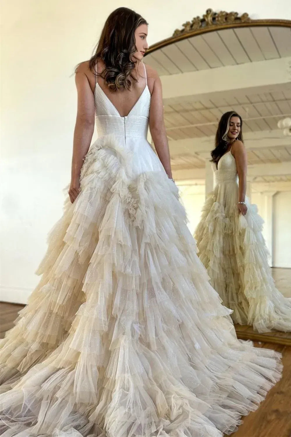 Robe de bal longue en tulle avec décolleté en V profond et bretelles spaghetti, style princesse trapèze, fermeture éclair dans le dos