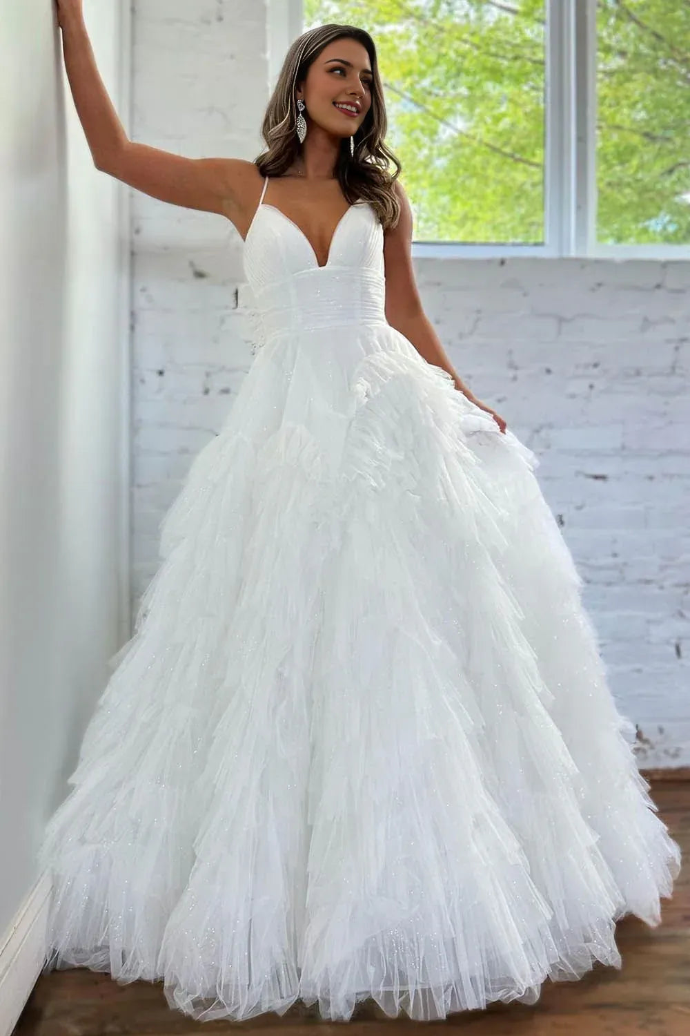Robe de bal longue en tulle avec décolleté en V profond et bretelles spaghetti, style princesse trapèze, fermeture éclair dans le dos