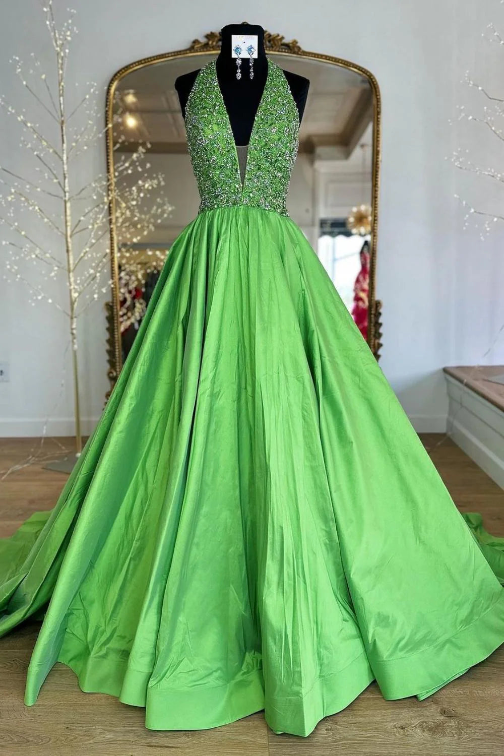 Robe de bal longue verte à décolleté en V profond et ligne A, avec perles