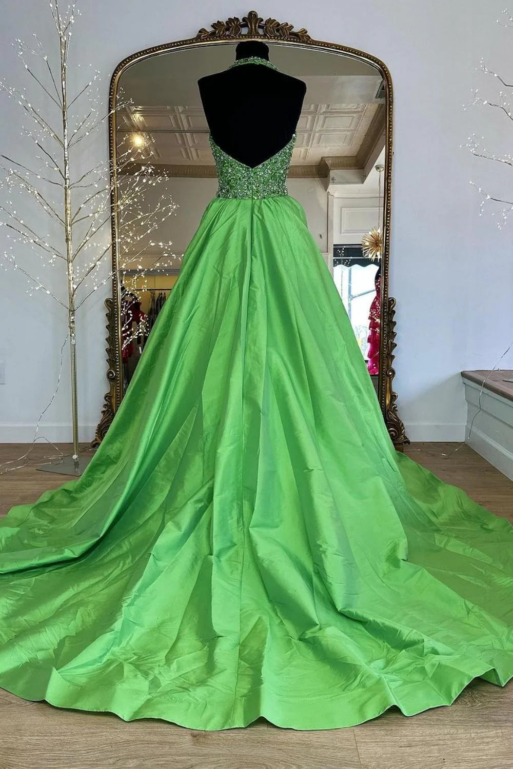 Robe de bal longue verte à décolleté en V profond et ligne A, avec perles