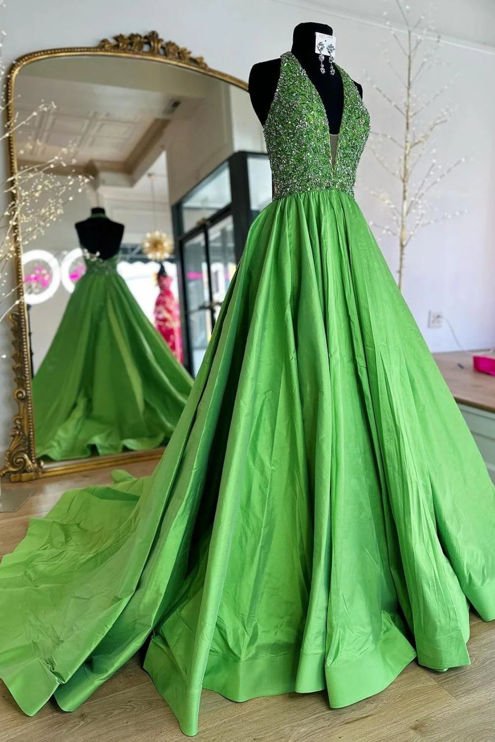 Robe de bal longue verte à décolleté en V profond et ligne A, avec perles