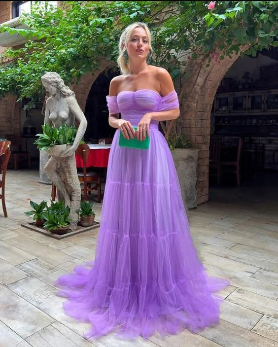 Robe de bal longue et élégante en tulle violet, coupe trapèze, épaules dénudées / Magasins avec robes de bal 