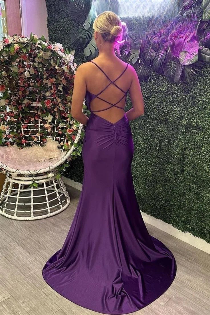 Vestido de fiesta largo de satén con cuentas, tirantes finos y corte sirena, con abertura y cuello halter. 