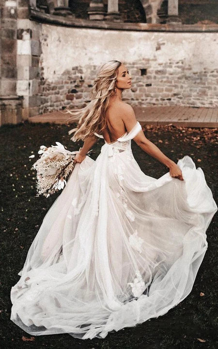 Vestido de novia de corte imperio, de tul cruzado, escote corazón, corte A y espalda descubierta. 