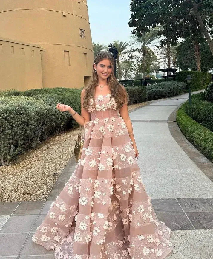 Robe de soirée trapèze rose poudré, sans bretelles, avec appliques florales 