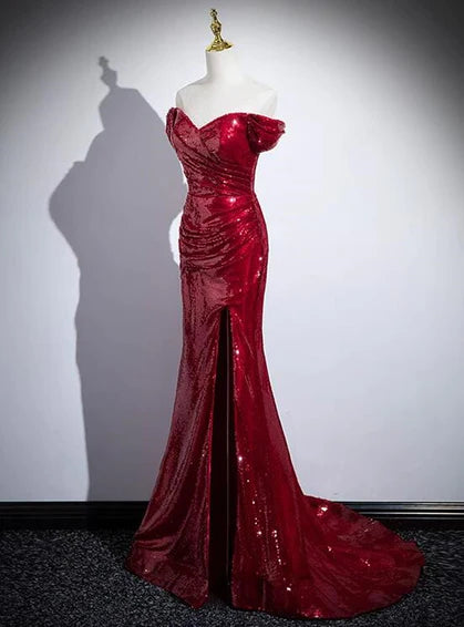 Vestido de noche largo estilo sirena con lentejuelas rojas y hombros descubiertos