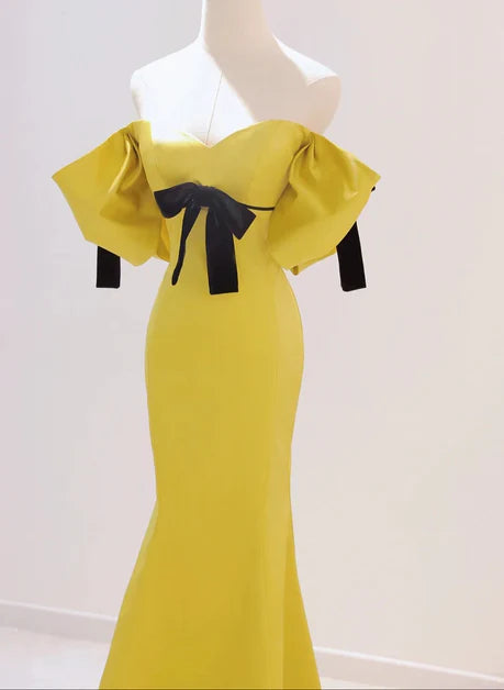 Vestido de fiesta amarillo de corte sirena con escote corazón