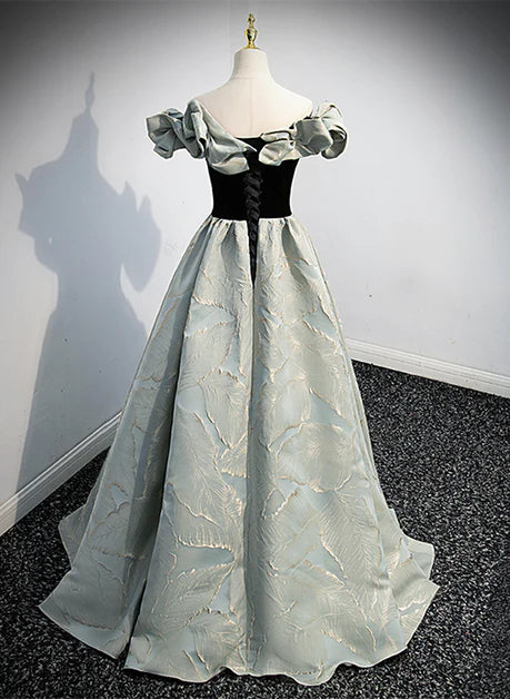 Vestido de fiesta de satén azul grisáceo con escote en forma de corazón y hombros descubiertos