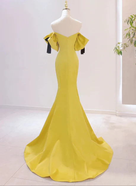 Vestido de fiesta amarillo de corte sirena con escote corazón