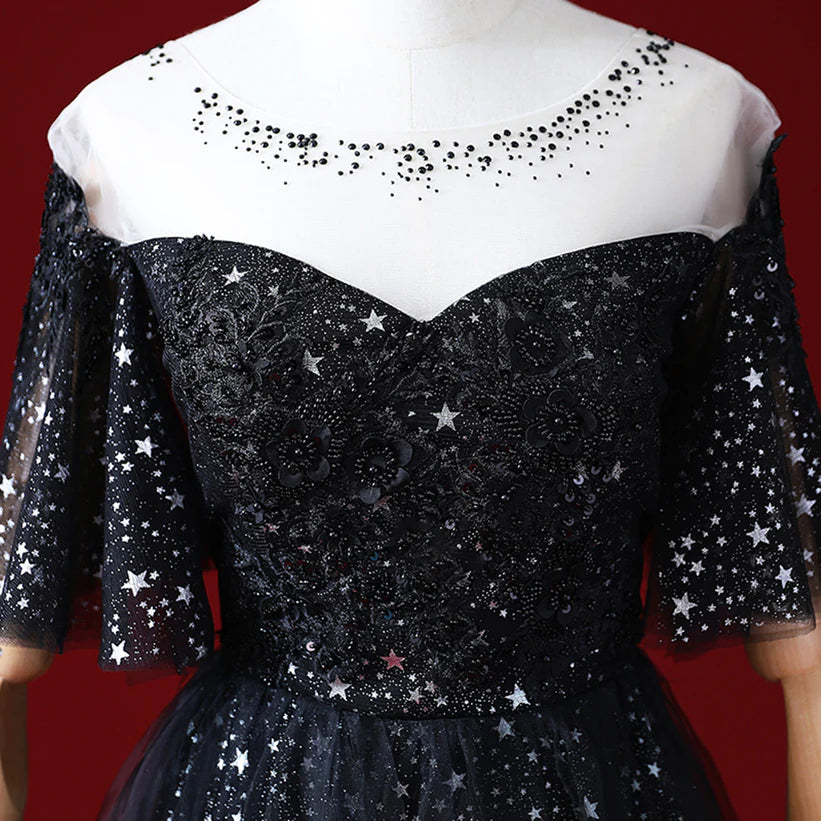 Vestido de fiesta negro de tul degradado con mangas cortas y corte en A