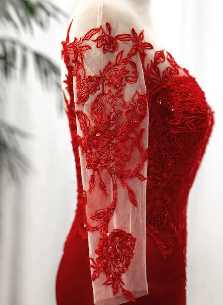 Vestido de fiesta de satén rojo con encaje y escote redondo