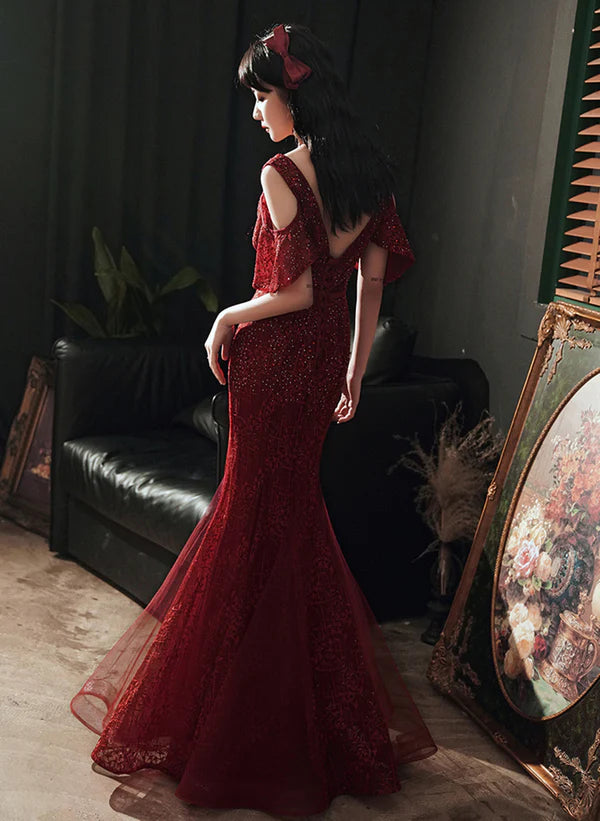 Vestido de fiesta de sirena de tul rojo vino con escote en V y cuentas