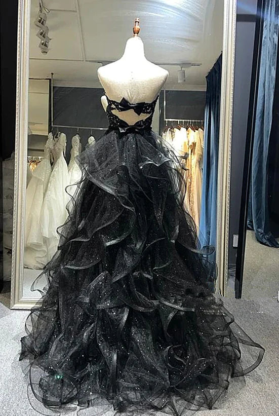 Vestido de fiesta largo con capas de tul y escote en forma de corazón negro