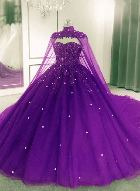 Hermoso vestido de fiesta de tul morado para quinceañeras con capa