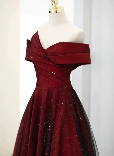 Robe de soirée longue en tulle rouge vin à épaules dénudées et coupe trapèze
