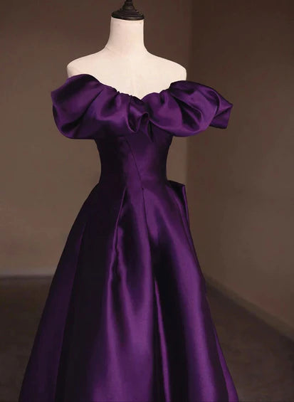 Vestido de noche largo de satén morado con corte en A y hombros descubiertos
