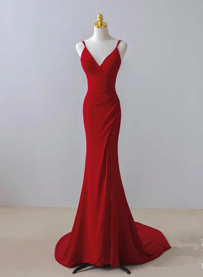 Hermoso vestido de noche largo con tirantes de sirena en color rojo y abertura en la pierna
