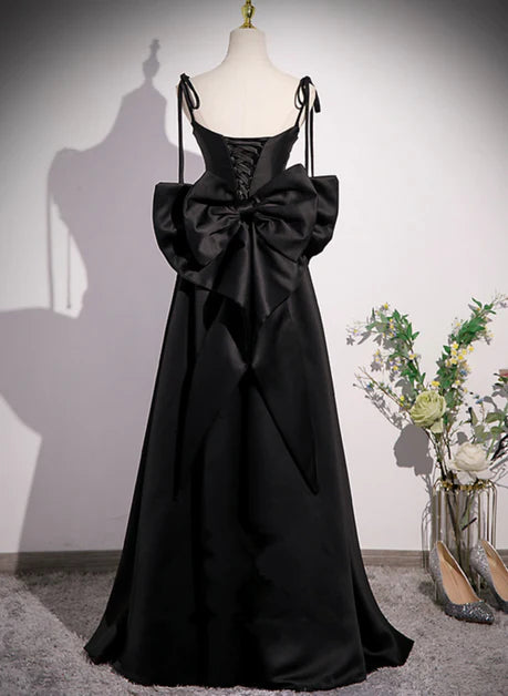Vestido de fiesta largo de satén negro con escote en forma de corazón y lazo