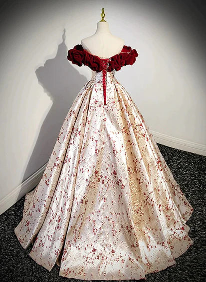 Hermoso vestido de fiesta de satén floral con escote en forma de corazón y hombros descubiertos
