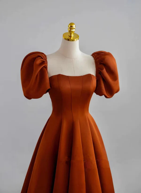 Vestido formal largo de satén con mangas cortas y corte en A