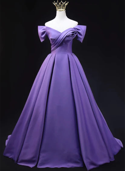 Vestido de fiesta largo de satén morado con corte en A y hombros descubiertos