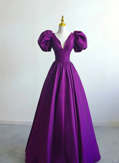 Vestido formal largo de satén morado con mangas cortas y corte en A