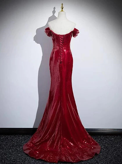 Vestido de noche largo estilo sirena con lentejuelas rojas y hombros descubiertos