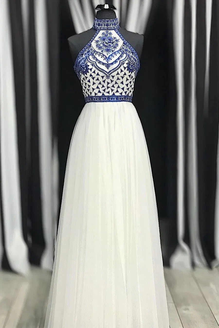 Elegant A-Line Halter Neck Embroidered Lace Tulle Maxi Prom Dress