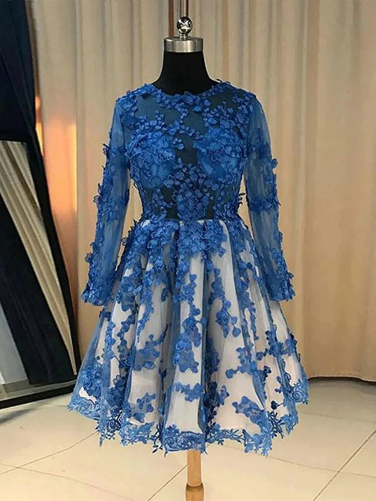 Elegant A-Line Round Neck Long Sleeve 3D Floral Lace Tulle Mini Homecoming Dress
