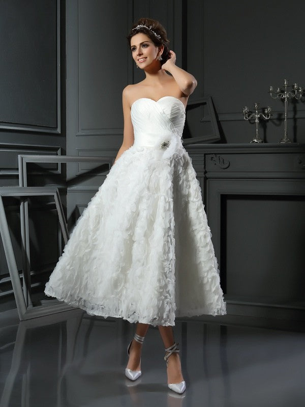 Model wearing a white A-line short lace wedding dress with a sweetheart neckline and bowknot.