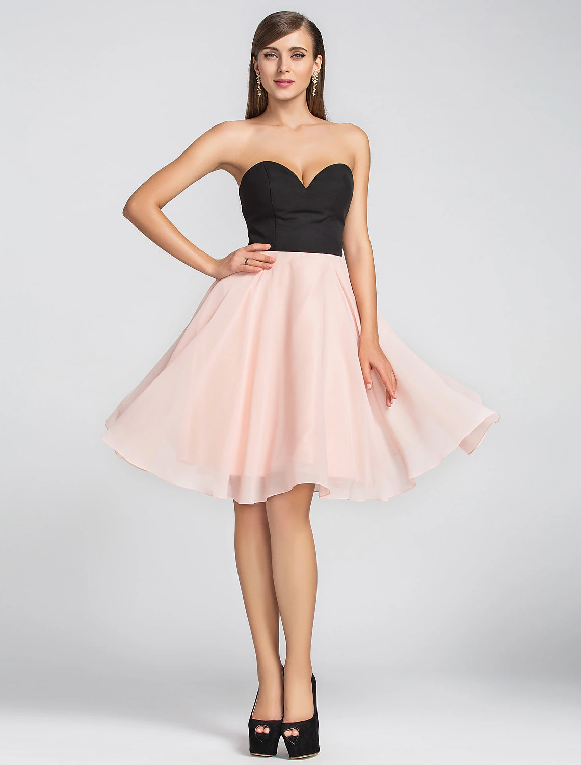 Woman wearing a blue A-line sweetheart chiffon dress with pleats.