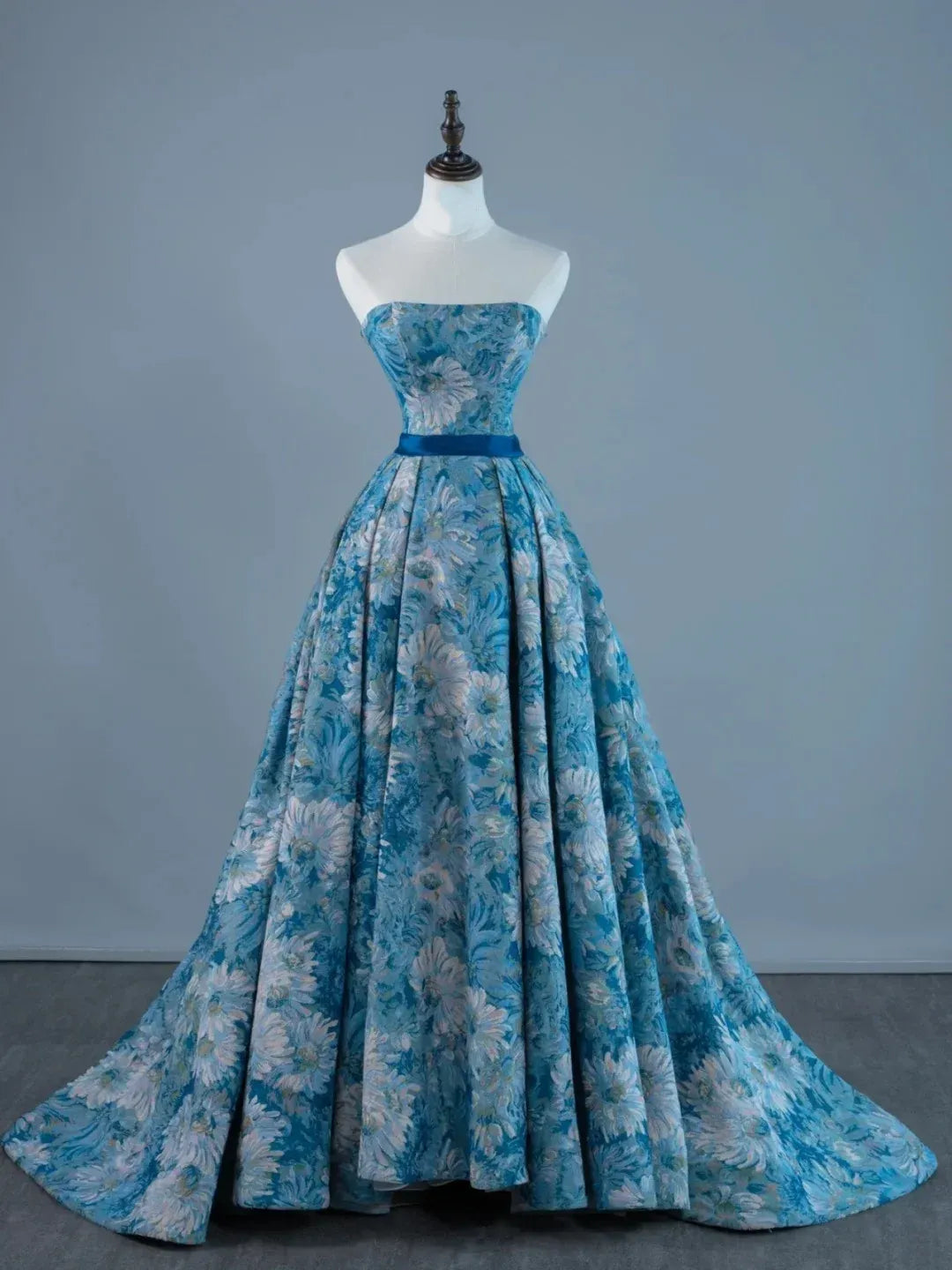 Elegant Ball Gown Strapless Sweetheart Sleeveless Lace-Up Back Floor-Length Wedding Dress