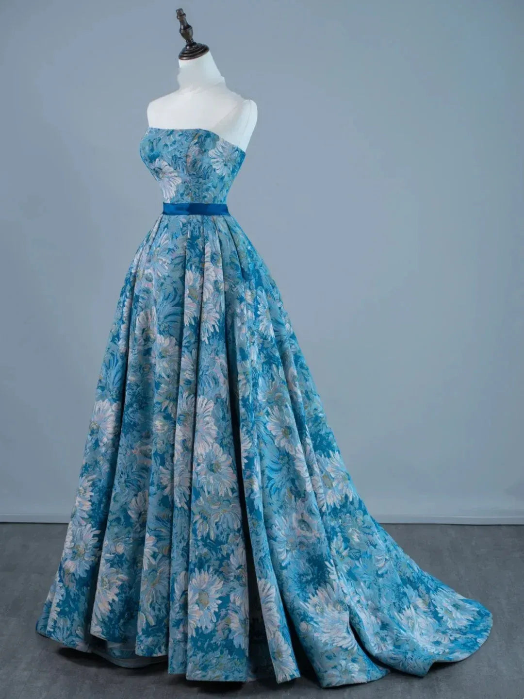 Elegant Ball Gown Strapless Sweetheart Sleeveless Lace-Up Back Floor-Length Wedding Dress