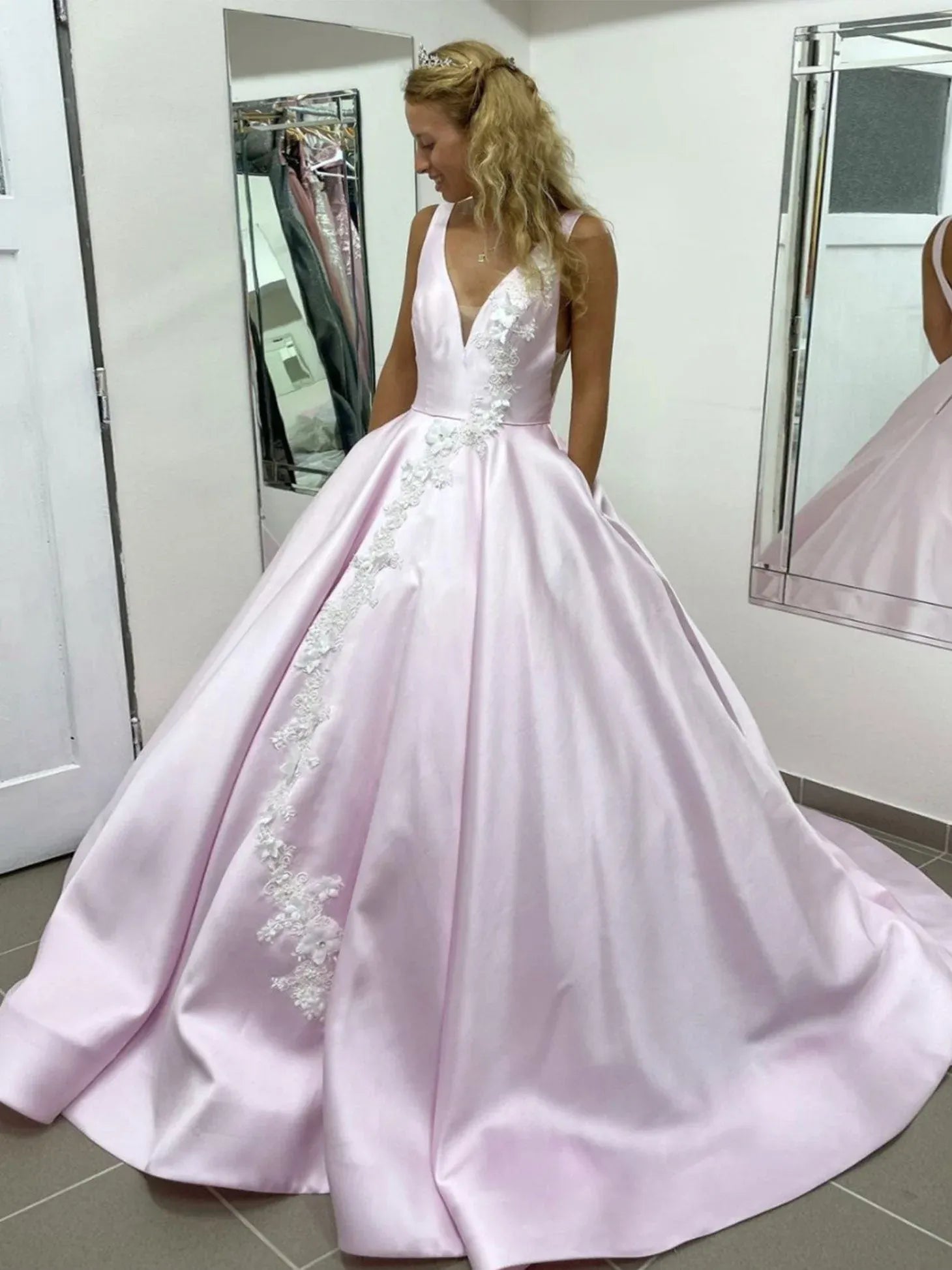 Elegant Ball Gown V-Neck Sleeveless Lace Satin Maxi Prom Dress