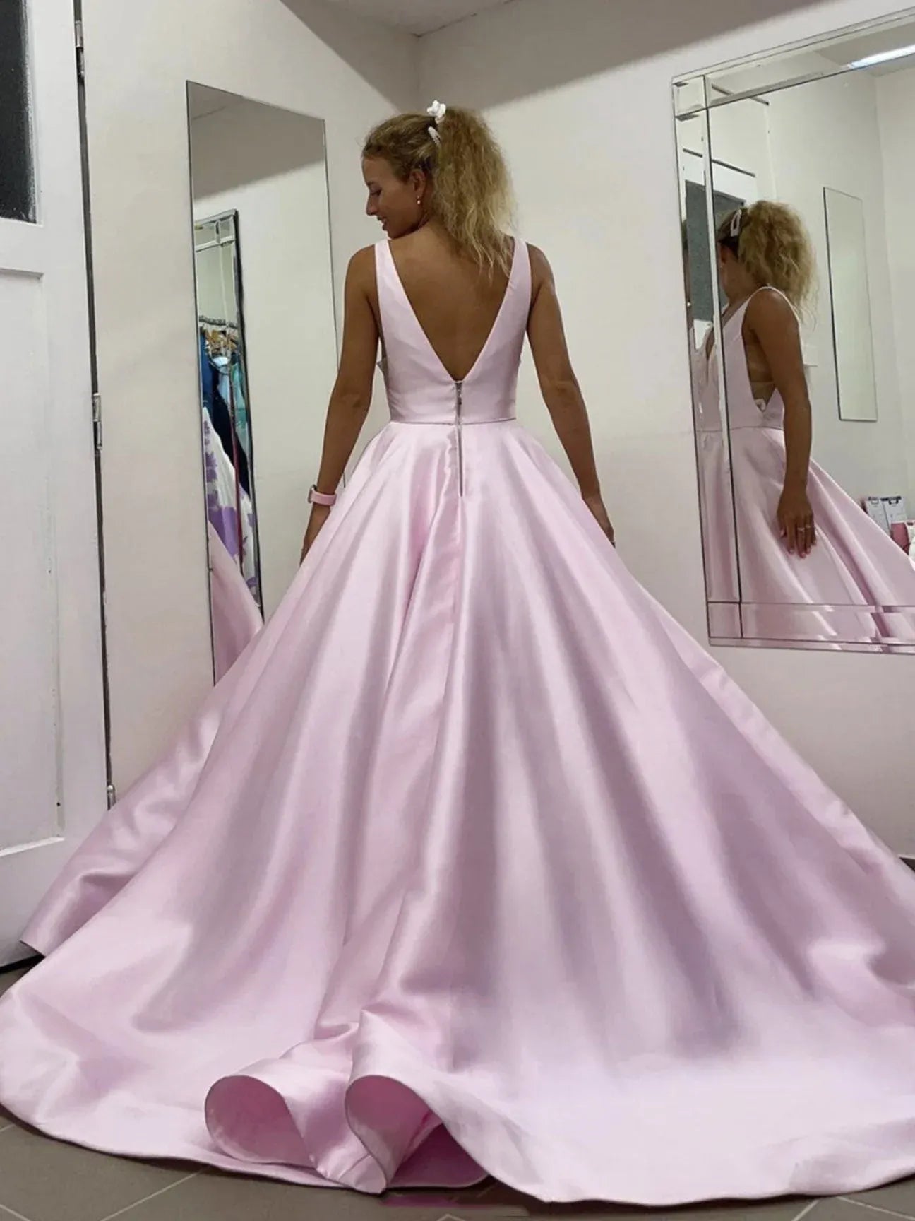 Elegant Ball Gown V-Neck Sleeveless Lace Satin Maxi Prom Dress