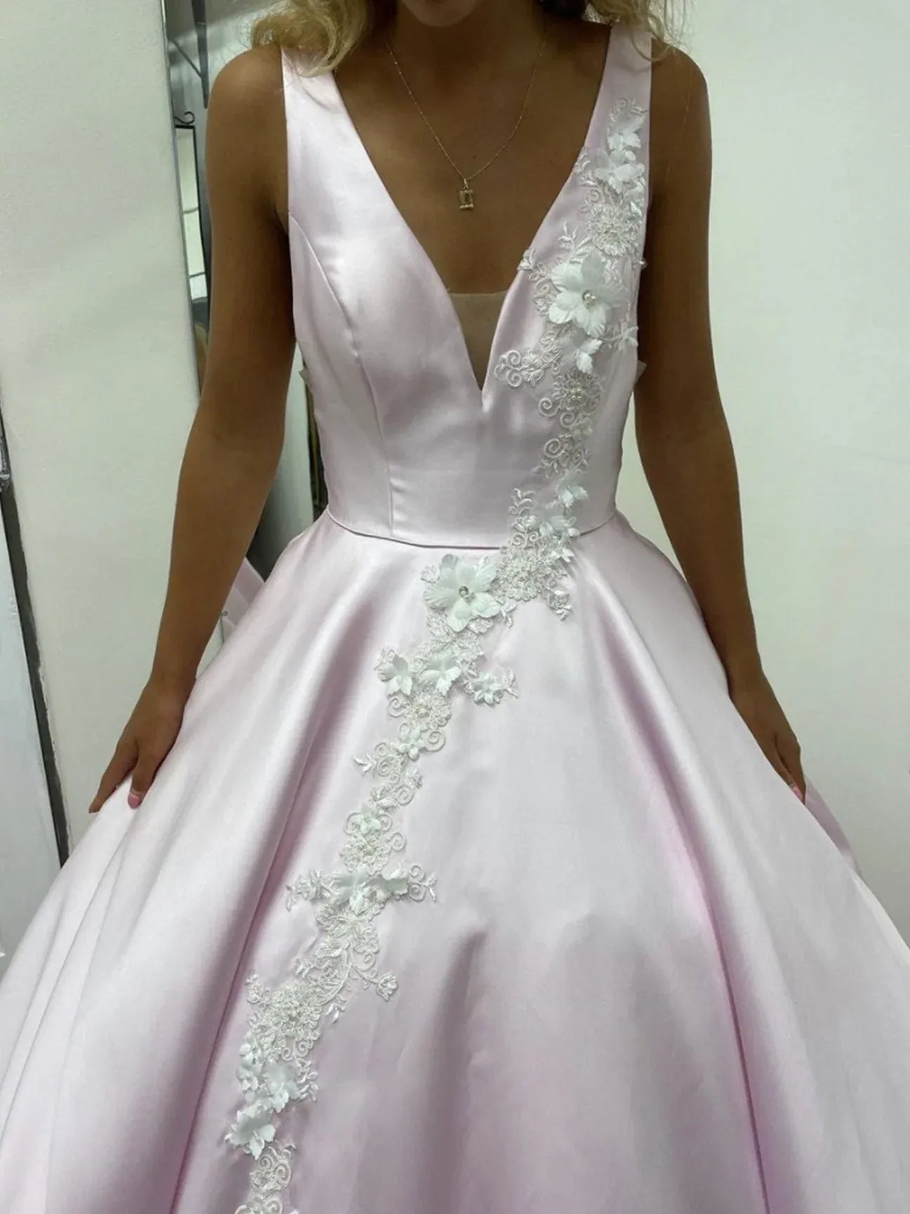 Elegant Ball Gown V-Neck Sleeveless Lace Satin Maxi Prom Dress