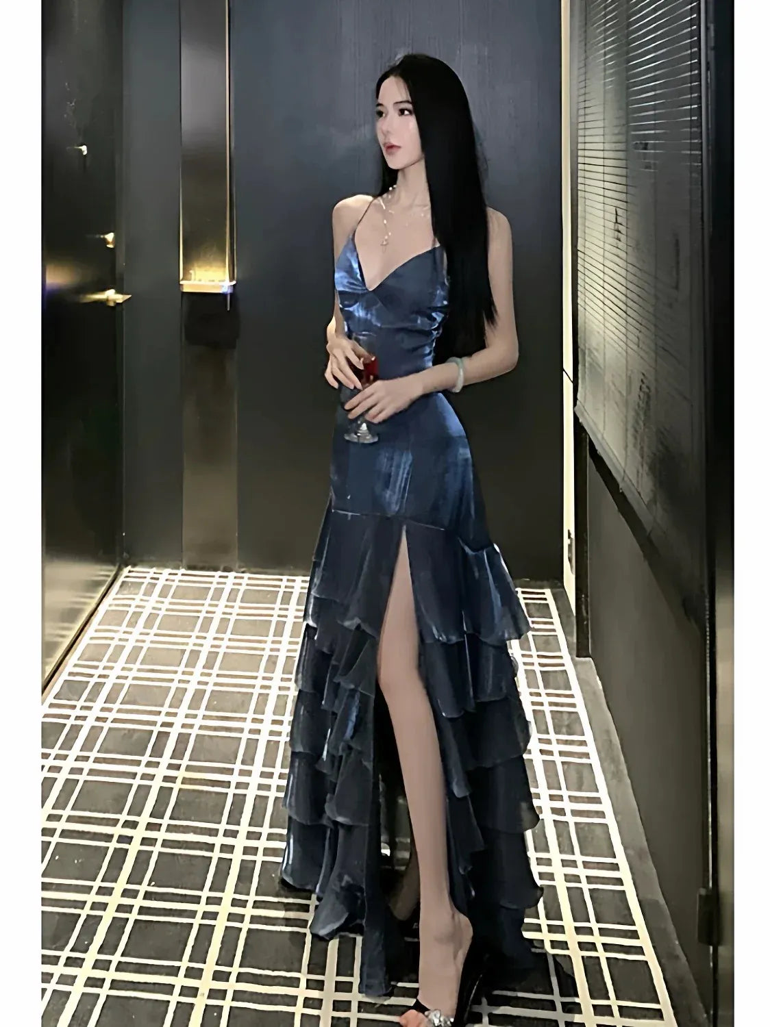 Elegant Mermaid V-Neck Spaghetti Strap Lace-Up Back Floor-Length Cocktail Dress