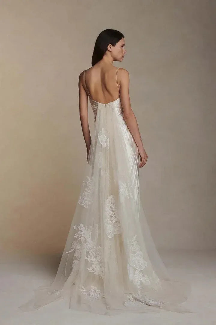 Elegant Spaghetti Strap Pleated Lace Applique Tulle Maxi Dress with Train