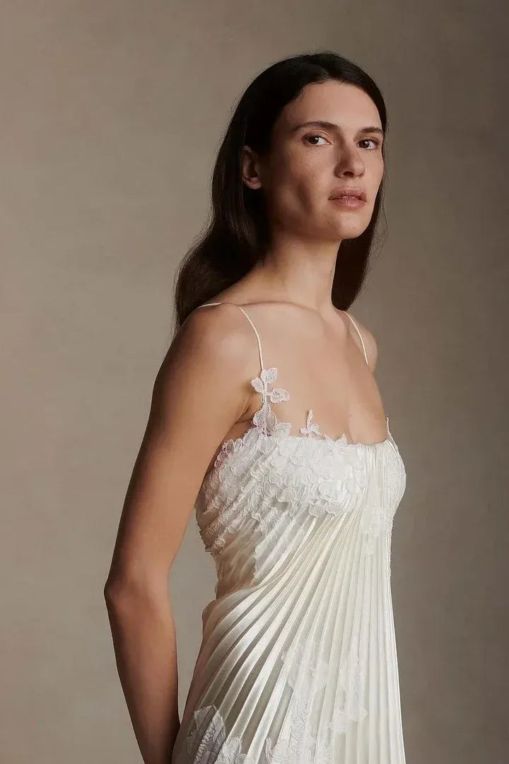 Elegant Spaghetti Strap Pleated Lace Applique Tulle Maxi Dress with Train