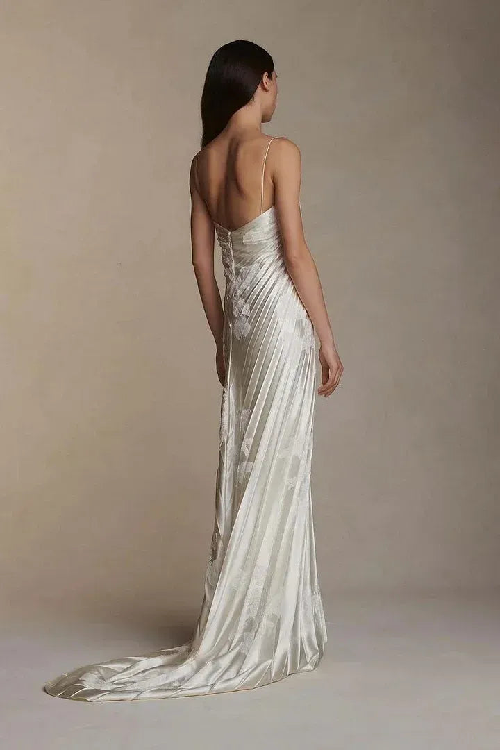 Elegant Spaghetti Strap Pleated Lace Applique Tulle Maxi Dress with Train