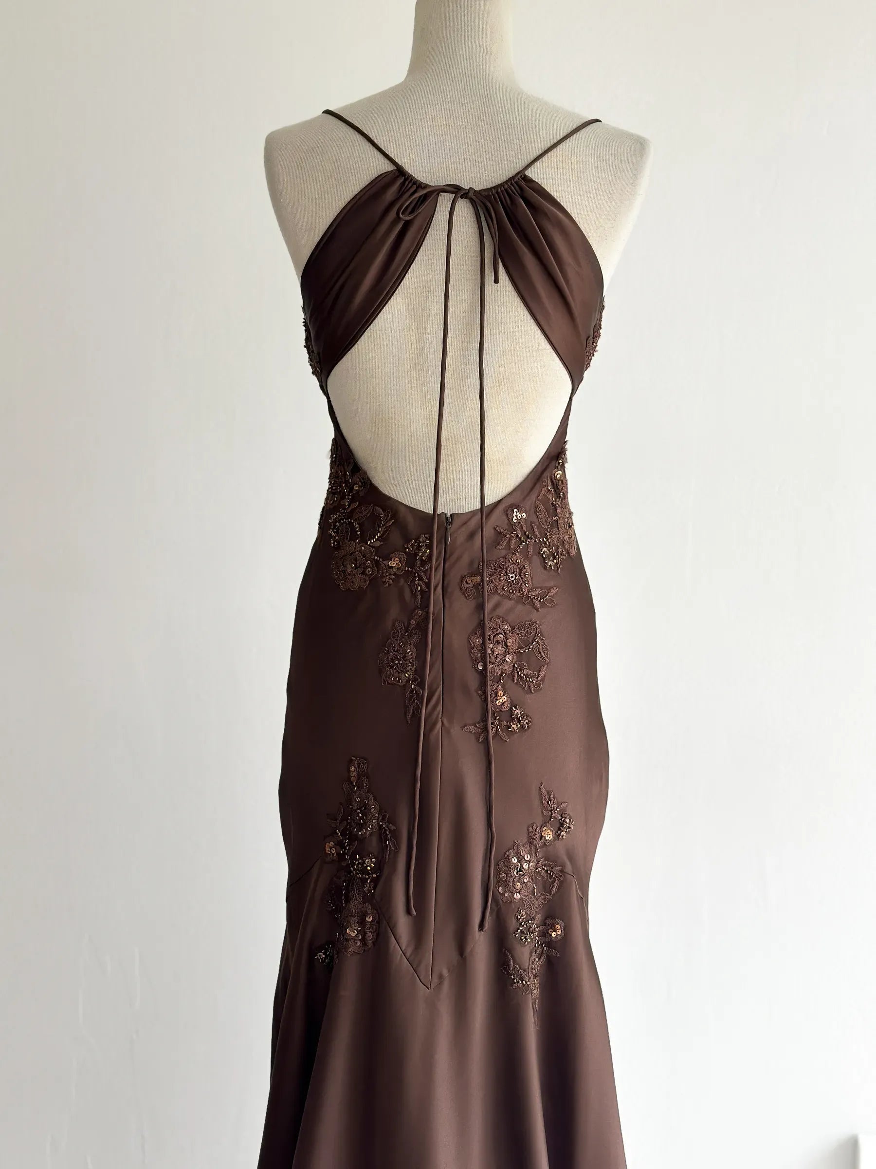 Elegant Spaghetti Strap Satin Maxi Dress with Open Back & Lace Applique